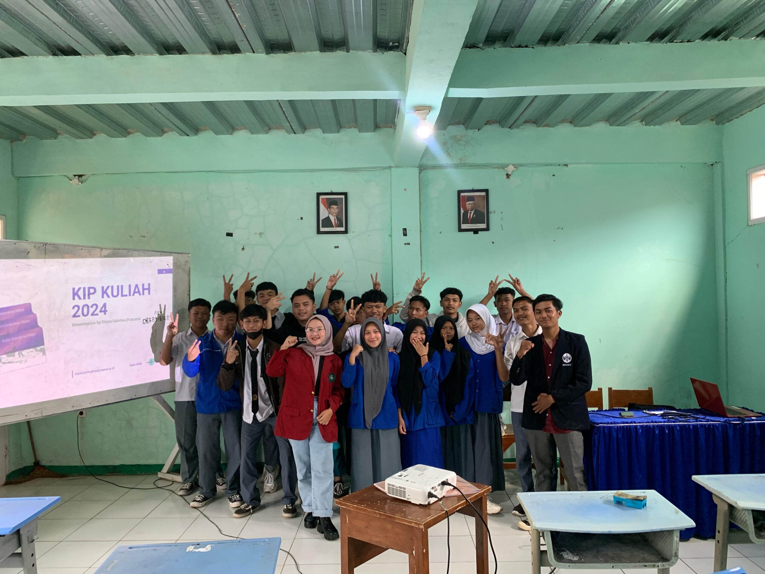 Mahasiswa Fakultas Hukum Universitas Islam Nusantara Sosialisasikan PMB Khusus KIP di SMK Ciparay: Mendorong Minat Berkuliah dengan Akses Terjangkau